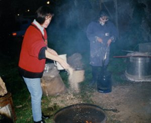 l'artista inn una fase della creazione Raku